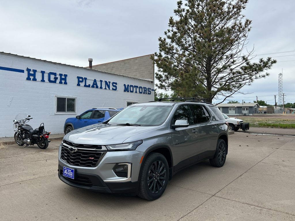 2023 Chevrolet Traverse RS in Sterling Gray Metallic — front three-quarter view